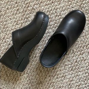 Sanita kirstin black leather nursing clogs